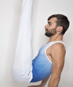 Pánské gymnastické šponovky bílé barvy strana ve vznosu